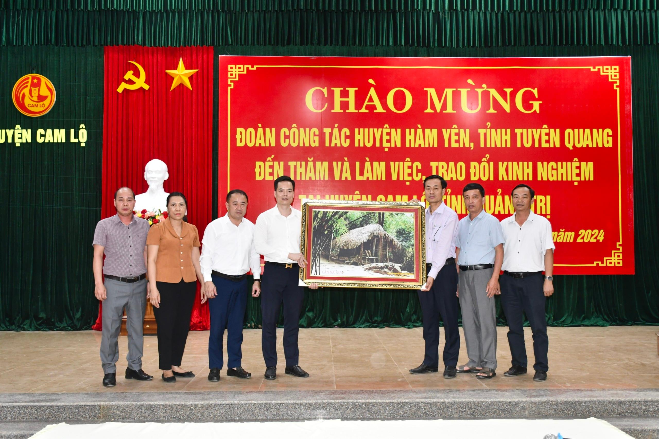 Đoàn công tác huyện Hàm Yên, tỉnh Tuyên Quang thăm và làm việc, trao đổi kinh nghiệm giảm nghèo...